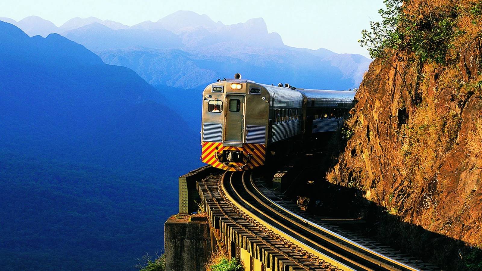 Passeio de trem na Serra do Mar: Curitiba x Morretes